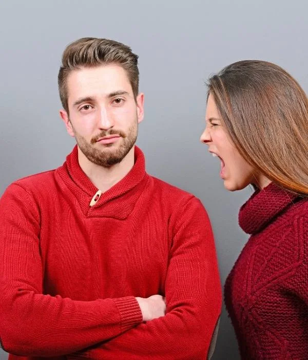 إمرأة تصرخ في وجهة رجل يقف أمامها دون أن يبالي بها ولا ينظر إليها في إشارة إلى أساليب واستفزازات النرجسي وصعوبة التعامل معه.