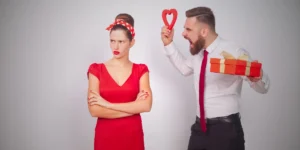 رجُل يصرخ غاضباً من تجاهل زوجته. تعكس الصورة تجنب التعامل مع الشخص النرجسي.