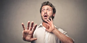 رجل تبدو على وجهه ملامح الخوف، في اشارة إلى مخاوف النرجسي