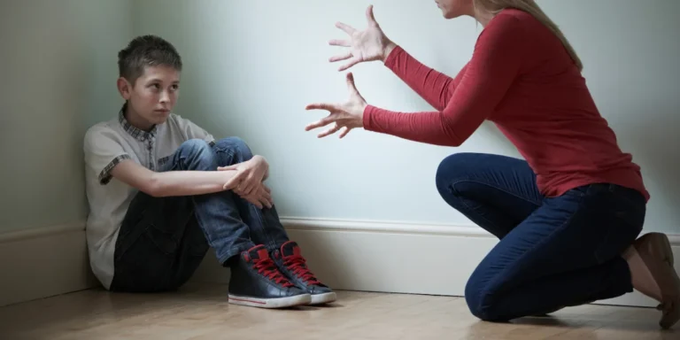 أمٌ تصرخ في وجه ابنها، في إشارة إلى أسباب النرجسية.